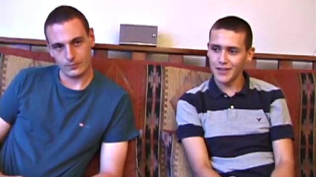 JC и Майк вместе отсасывают член на камеру.