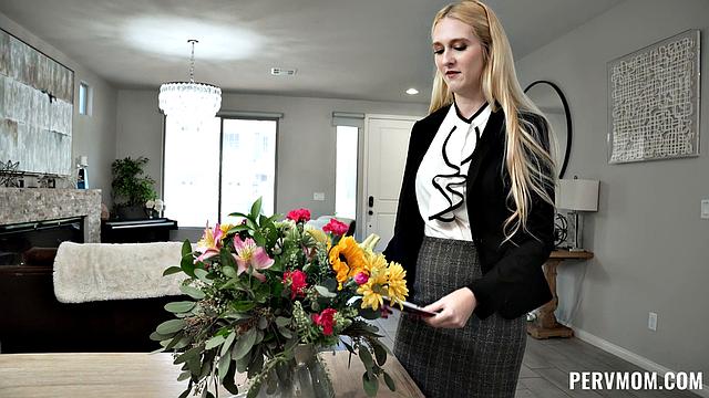 Парень трахает подругу в повязке на глазах и кончает ей в рот.