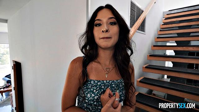 Лаконичная брюнетка-риэлторша Chloe Amour раздвигает ноги для горячей пары на просмотре дома, пока Luxe La Fox облизывает киску, а муж гладит свой член рядом.