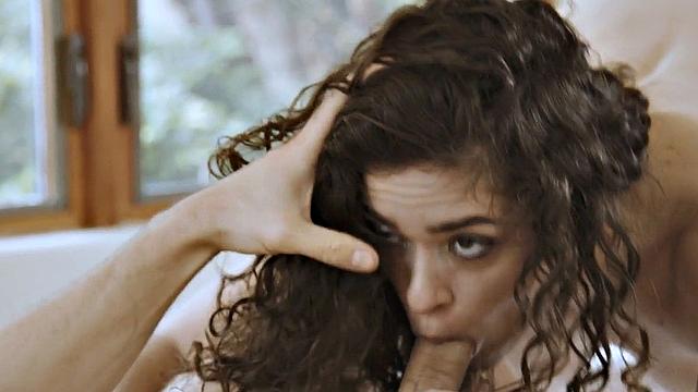 сначала массаж и глубокий минет, потом жестко трахается в киску