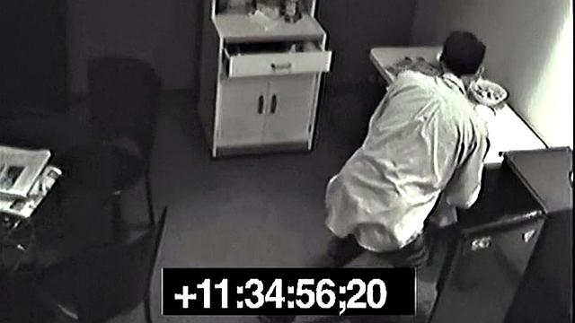 Смотри, как офисная шлюха тайно писает и трахается с коллегой