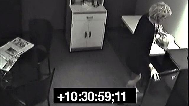 Смотри, как офисная шлюха тайно писает и трахается с коллегой