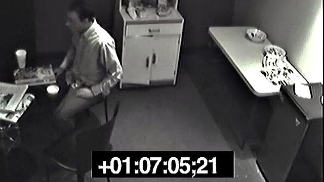 Смотри, как офисная шлюха тайно писает и трахается с коллегой