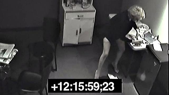 Смотри, как офисная шлюха тайно писает и трахается с коллегой