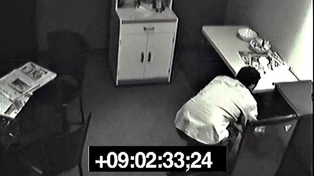 Смотри, как офисная шлюха тайно писает и трахается с коллегой