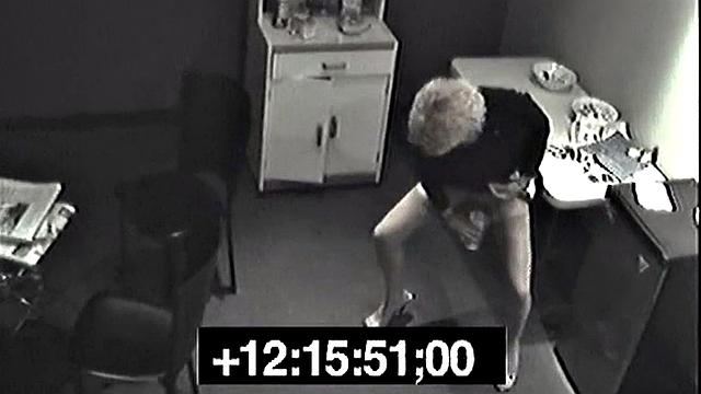 Смотри, как офисная шлюха тайно писает и трахается с коллегой