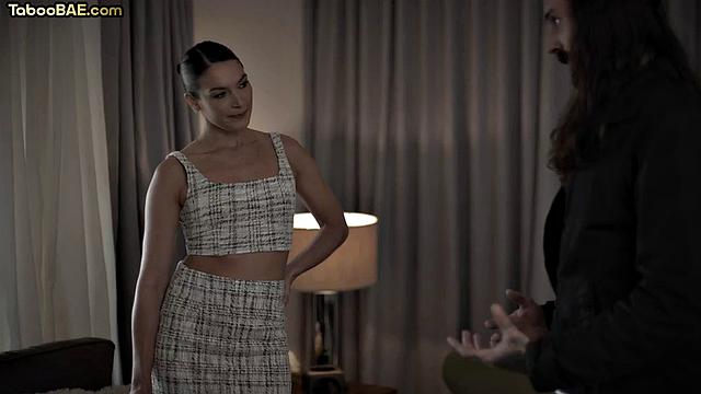 Две развратные бабы устраивают жаркое тройное с мужиком на камеру POV.