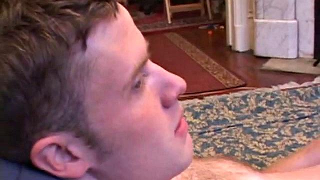 Любитель дрочит на камеру, не сдерживая стоны