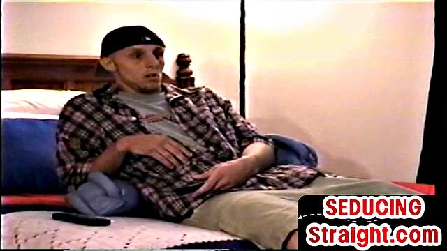 Seduced str8 guy gets sucked by daddy in homemade video