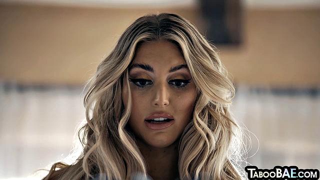 Сочная мулатка с огромной жопой скачет на члене в стиле наездницы