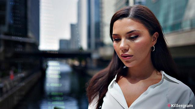 Ruby Reign раздевается и даёт парню трахнуть себя дома после долгой прогулки.