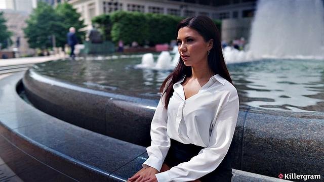 Ruby Reign раздевается и даёт парню трахнуть себя дома после долгой прогулки.