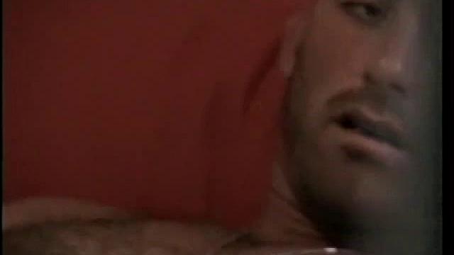 Джастин дрочит свой толстый член и мощно кончает