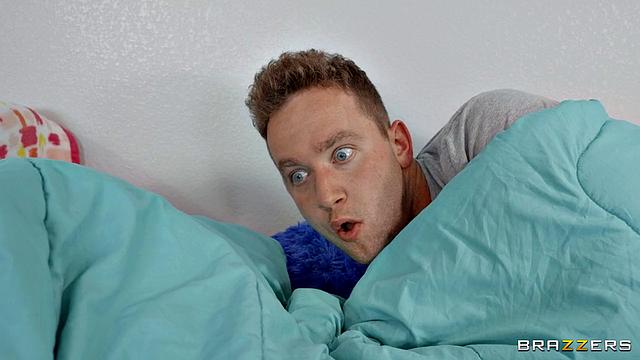 Ван Уайлд трахает Николь Китт через дырку в матрасе на двухъярусной кровати, пока его подруга ничего не подозревает.