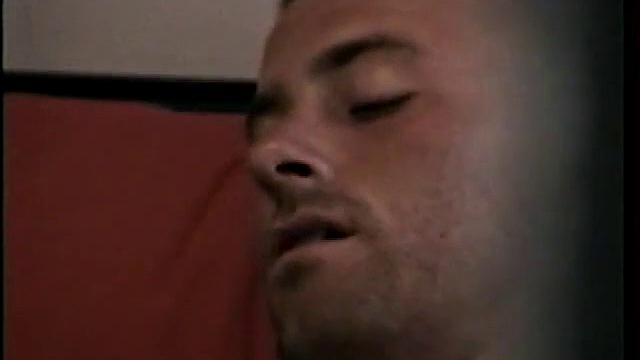 Джастин дрочит на камеру и кончает густо