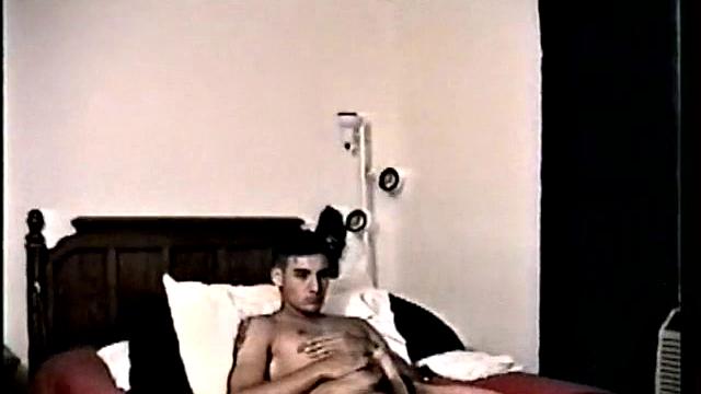 Тони пробует минет от мужика, сперма на лицо в конце.