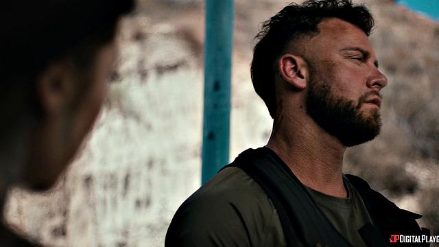 Лукас трахает татуированную Аву в позе 69, пока Ханна и Джейкоб пытаются сбежать из убежища в пустыне.