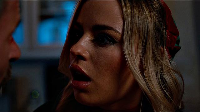 горячий рождественский трах втроём с двойным проникновением на кухне