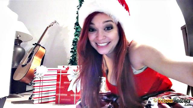 Тесса Фаулер заливает грудь маслом и играет с подарочными лентами на вебке