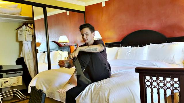 татуированная маскулинная подруга-парень крутит шоу с ее сосками