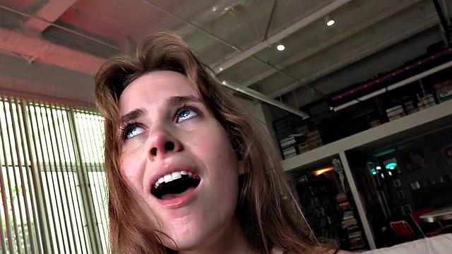 похотливая развратница в pov отсасывает и ловит залп спермы на лицо