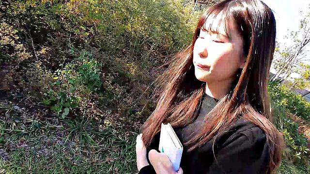 Gravure model Hitomi Kanzaki gets soapy in the shower