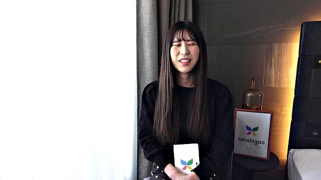 Gravure model Hitomi Kanzaki gets soapy in the shower