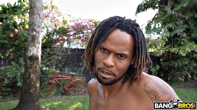 Сосед трахается с Наташей Найс и заливает ее огромные сиськи маслом у бассейна.