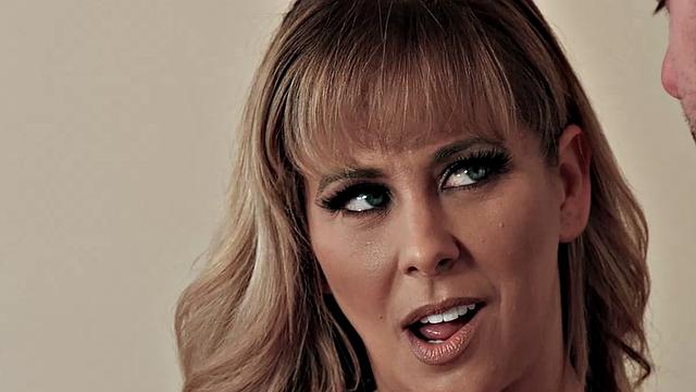 черри девиль сосёт доставщику пиццы и расплачивается сиськами