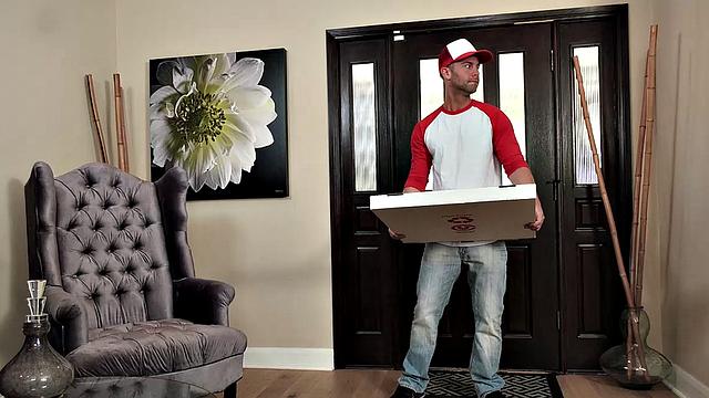 черри девиль сосёт доставщику пиццы и расплачивается сиськами