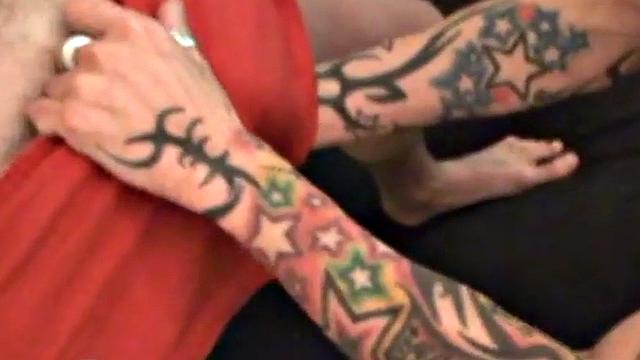 Татуированные немцы жадно сосут и страстно целуются