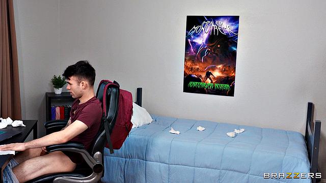 Подруга застала Enzo East за дрочкой, но быстро присоединилась и высосала его член сама.