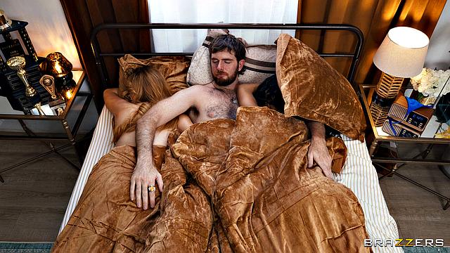 Гиртмастерр после игры трахает черлидершу и групи в раздевалке, пока команда празднует победу.