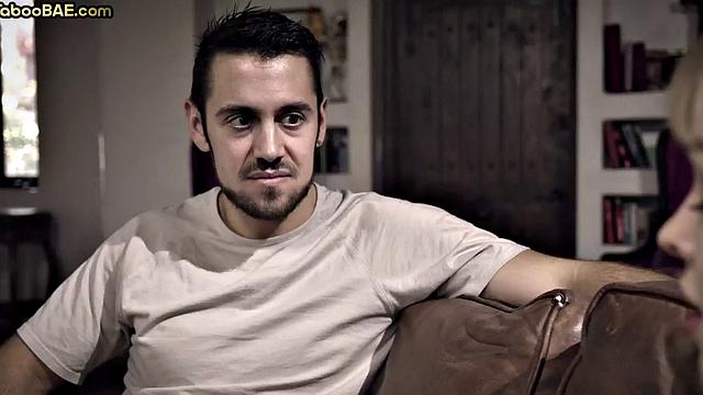 блондиночка скачет на парне, а диван не выдерживает конкуренции