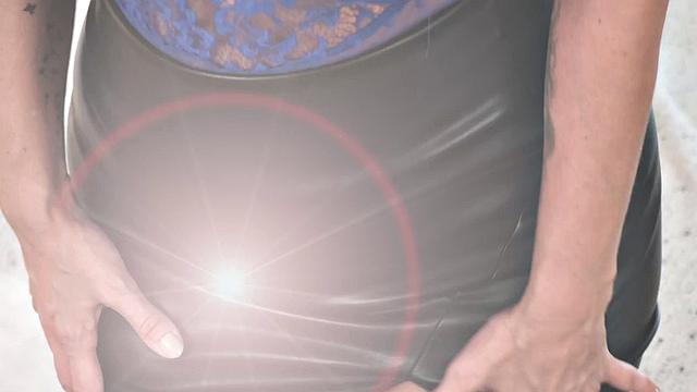 brittany elizabeth трется своими огромными сиськами и трахается игрушками на кровати