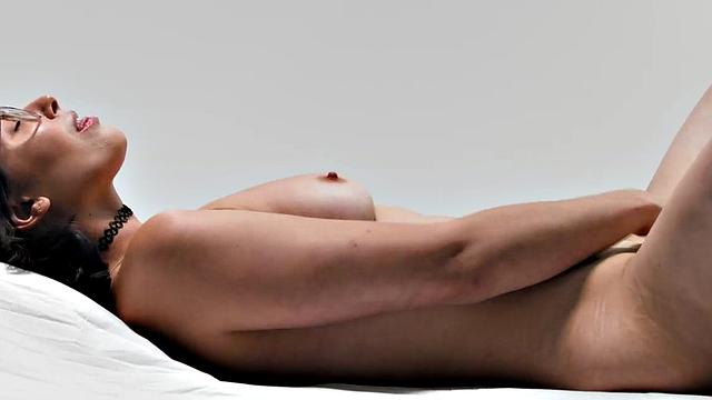 зрелая очкастая дрочит бритую киску до оргазма