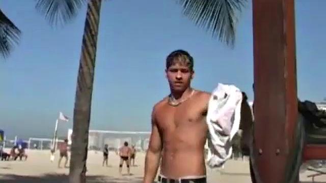 Rodrigo Lobo and Antonio Gallvam meet in a bar and start to flirt. Soon they move to a toilet stall for some alone time. The skinny boy goes down on Rodrigo's dick.