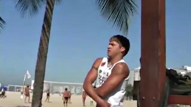 Rodrigo Lobo and Antonio Gallvam meet in a bar and start to flirt. Soon they move to a toilet stall for some alone time. The skinny boy goes down on Rodrigo's dick.