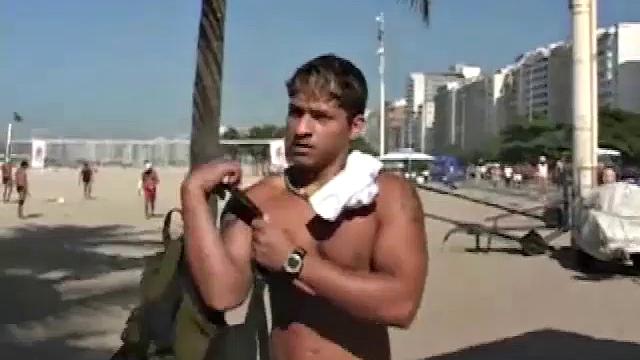 Rodrigo Lobo and Antonio Gallvam meet in a bar and start to flirt. Soon they move to a toilet stall for some alone time. The skinny boy goes down on Rodrigo's dick.