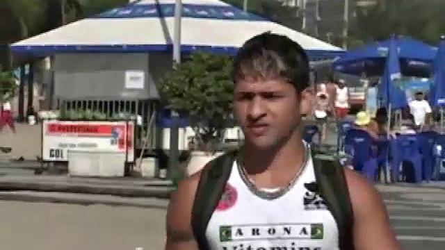 Rodrigo Lobo and Antonio Gallvam meet in a bar and start to flirt. Soon they move to a toilet stall for some alone time. The skinny boy goes down on Rodrigo's dick.