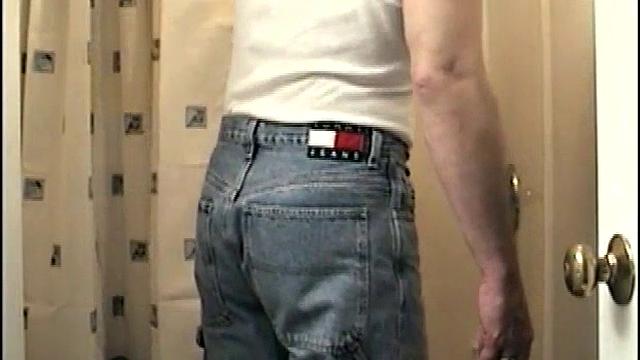 парень пробует черный член на вкус