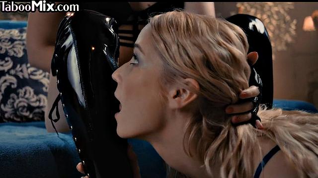 Stunning babes sicssoring each other