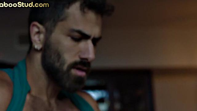 качка связали, а дикий чувак устроил ему дрифт в заднице