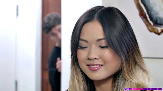 Stepsisters Graduation - S17:E4