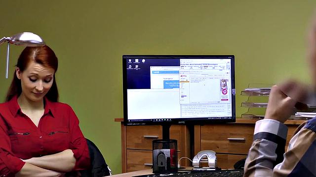 рыжая кредитная агентша жестко трахается с ней в офисе