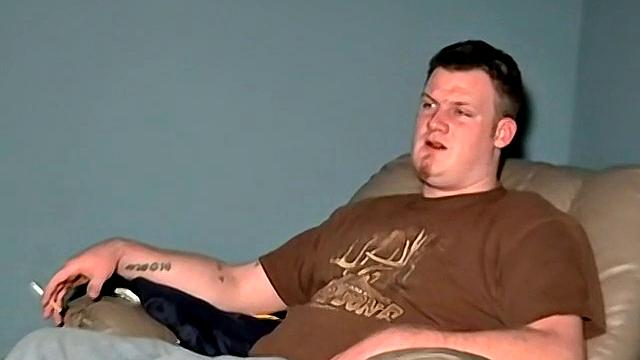 Чез Унлоадс выливает свой изогнутый член - Chez