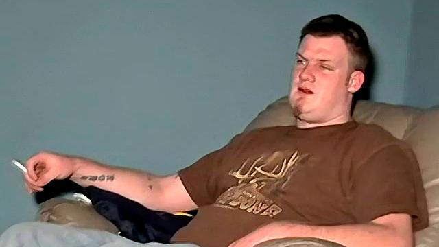Чез Унлоадс выливает свой изогнутый член - Chez