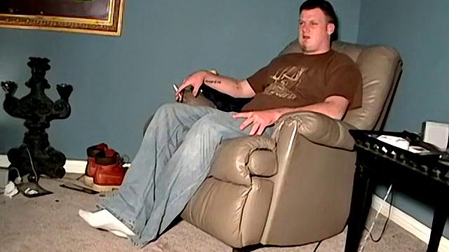 Чез Унлоадс выливает свой изогнутый член - Chez