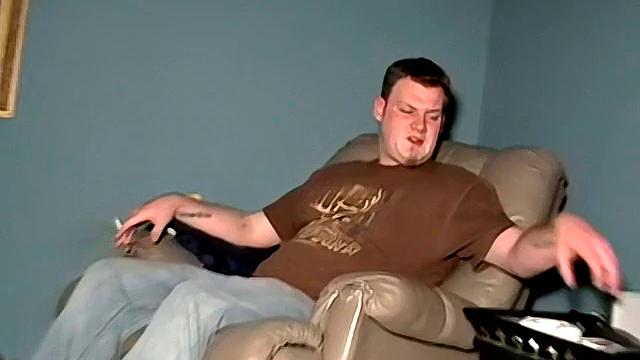 Чез Унлоадс выливает свой изогнутый член - Chez