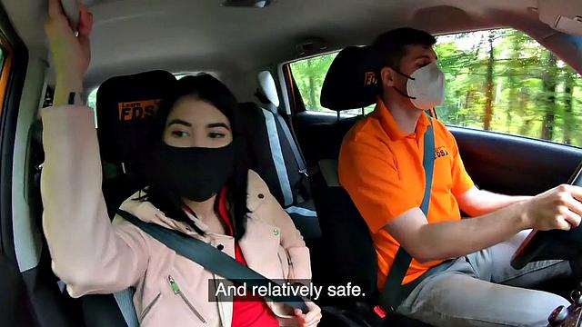 брюнетка с упругой грудью трахается с инструктором в машине